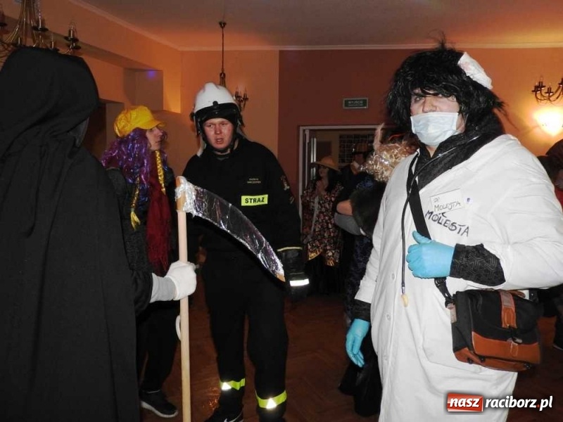 Zdjęcie w galerii na portalu naszraciborz.pl: Tak w Sławikowie wodzili bera i żegnali karnawał wiadomości z regionu