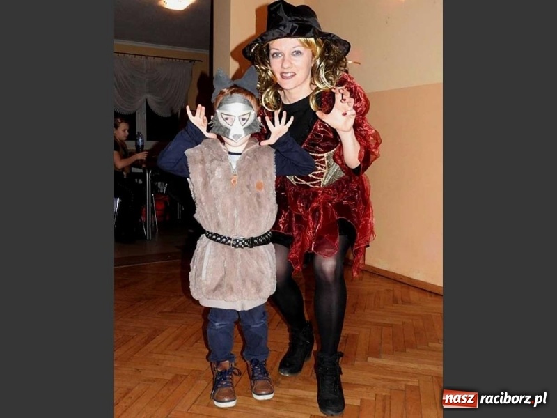 Zdjęcie w galerii na portalu naszraciborz.pl: Tak w Sławikowie wodzili bera i żegnali karnawał wiadomości z regionu