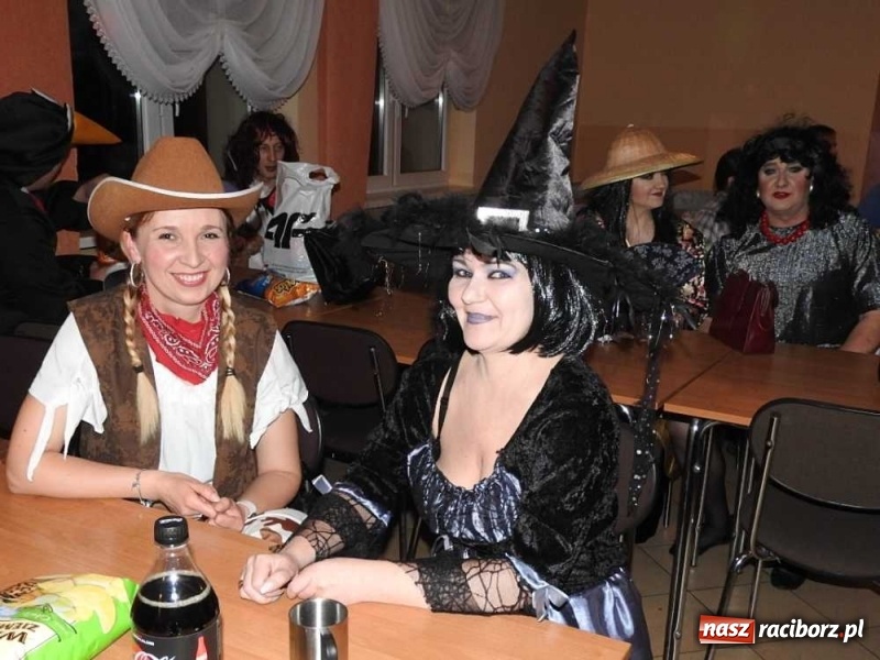 Zdjęcie w galerii na portalu naszraciborz.pl: Tak w Sławikowie wodzili bera i żegnali karnawał wiadomości z regionu