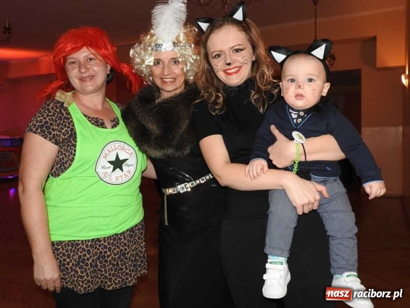 Zdjęcie w galerii na portalu naszraciborz.pl: Tak w Sławikowie wodzili bera i żegnali karnawał wiadomości z regionu