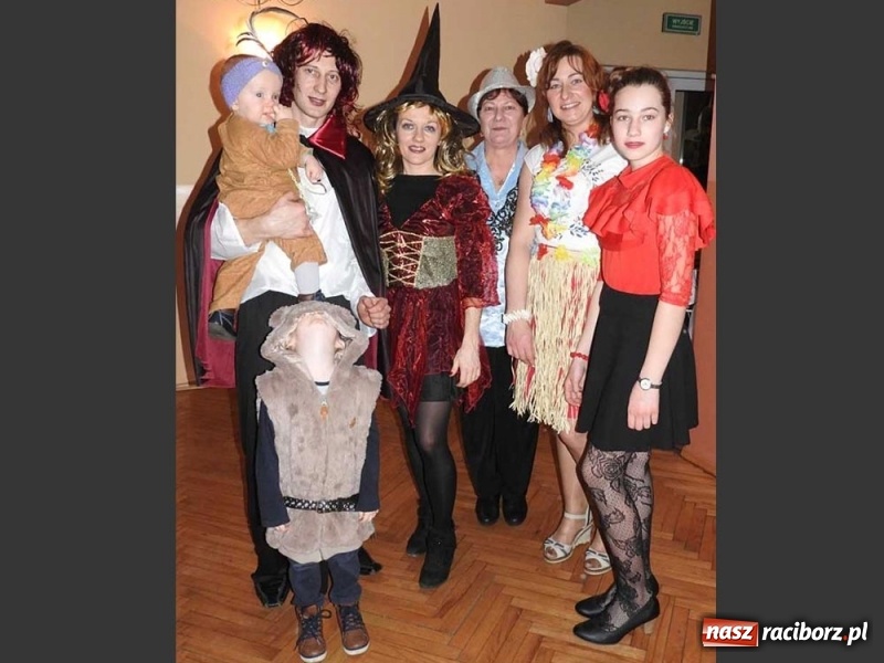 Zdjęcie w galerii na portalu naszraciborz.pl: Tak w Sławikowie wodzili bera i żegnali karnawał wiadomości z regionu