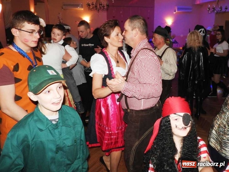Zdjęcie w galerii na portalu naszraciborz.pl: Tak w Sławikowie wodzili bera i żegnali karnawał wiadomości z regionu