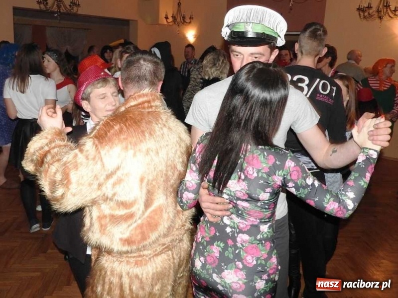 Zdjęcie w galerii na portalu naszraciborz.pl: Tak w Sławikowie wodzili bera i żegnali karnawał wiadomości z regionu