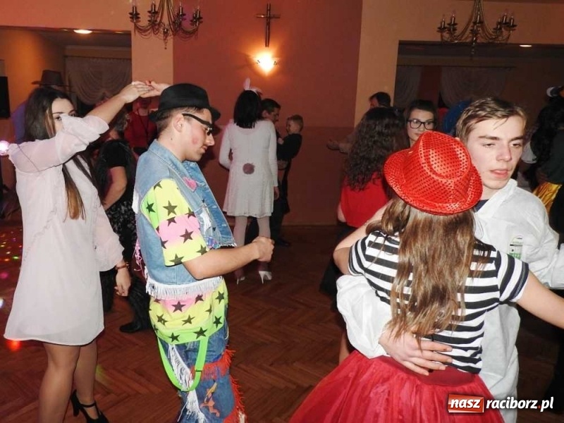 Zdjęcie w galerii na portalu naszraciborz.pl: Tak w Sławikowie wodzili bera i żegnali karnawał wiadomości z regionu