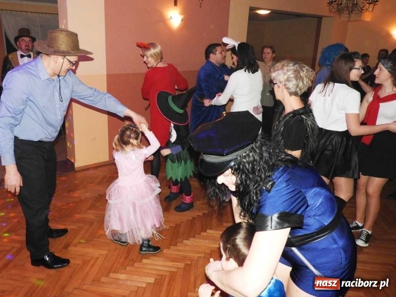 Zdjęcie w galerii na portalu naszraciborz.pl: Tak w Sławikowie wodzili bera i żegnali karnawał wiadomości z regionu