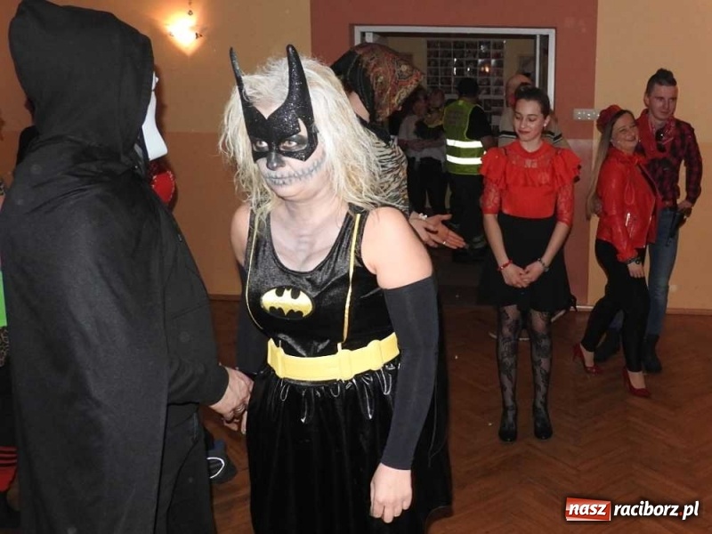 Zdjęcie w galerii na portalu naszraciborz.pl: Tak w Sławikowie wodzili bera i żegnali karnawał wiadomości z regionu