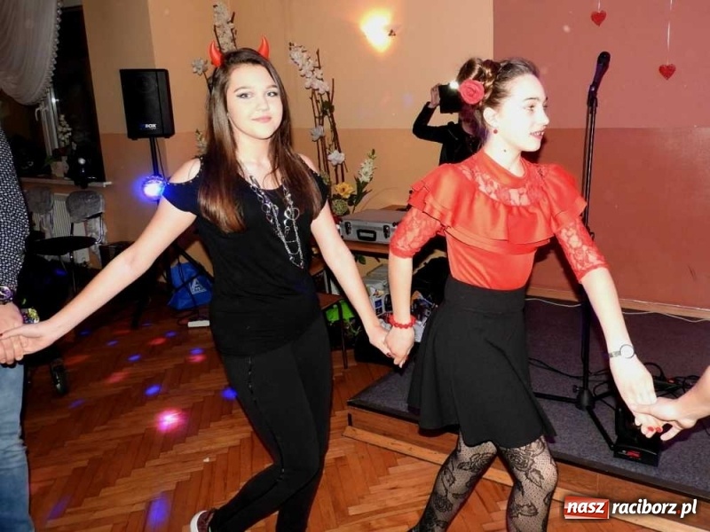 Zdjęcie w galerii na portalu naszraciborz.pl: Tak w Sławikowie wodzili bera i żegnali karnawał wiadomości z regionu