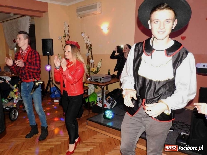 Zdjęcie w galerii na portalu naszraciborz.pl: Tak w Sławikowie wodzili bera i żegnali karnawał wiadomości z regionu