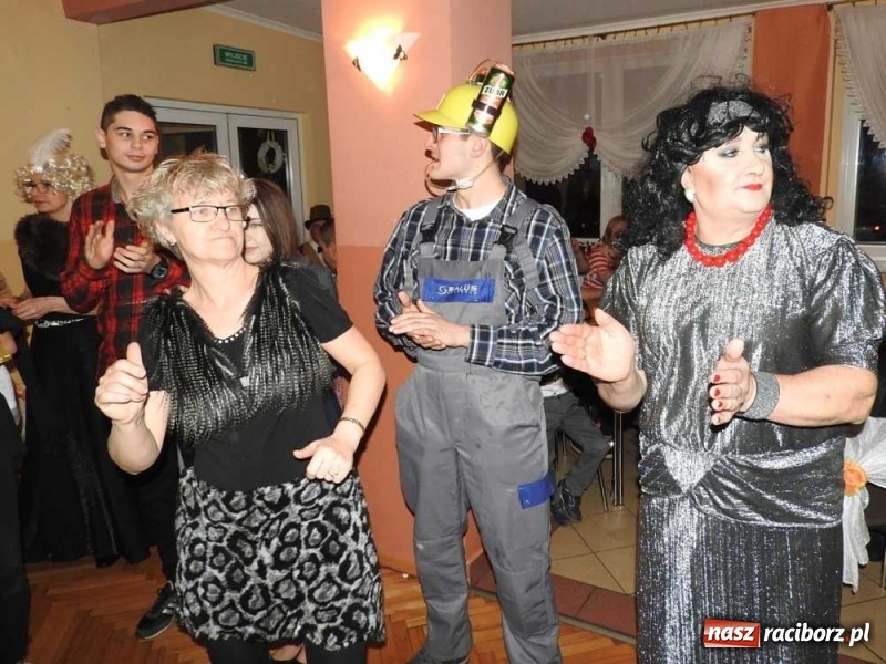 Zdjęcie w galerii na portalu naszraciborz.pl: Tak w Sławikowie wodzili bera i żegnali karnawał wiadomości z regionu