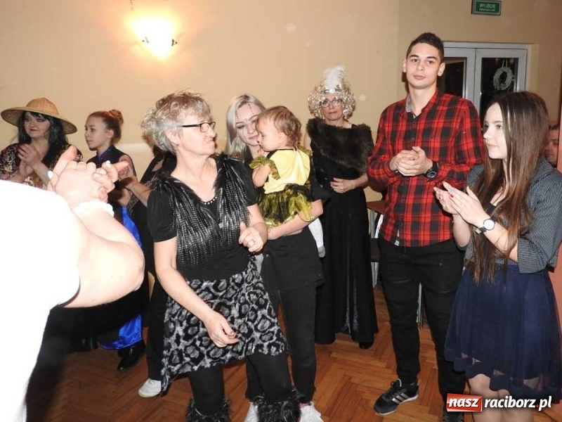 Zdjęcie w galerii na portalu naszraciborz.pl: Tak w Sławikowie wodzili bera i żegnali karnawał wiadomości z regionu