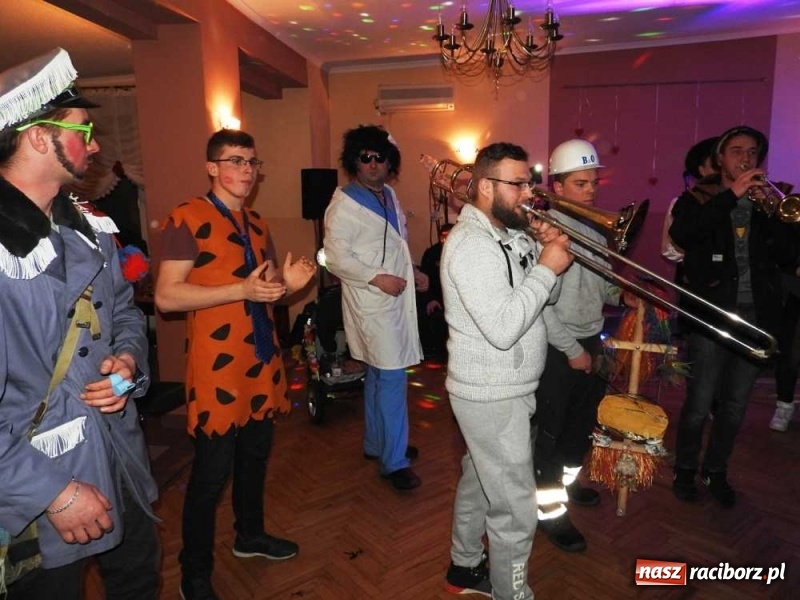 Zdjęcie w galerii na portalu naszraciborz.pl: Tak w Sławikowie wodzili bera i żegnali karnawał wiadomości z regionu