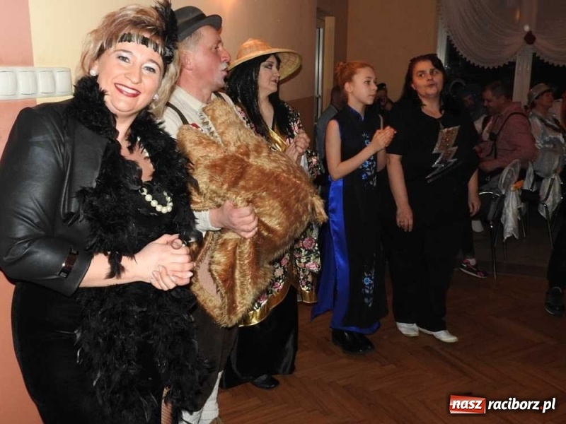 Zdjęcie w galerii na portalu naszraciborz.pl: Tak w Sławikowie wodzili bera i żegnali karnawał wiadomości z regionu