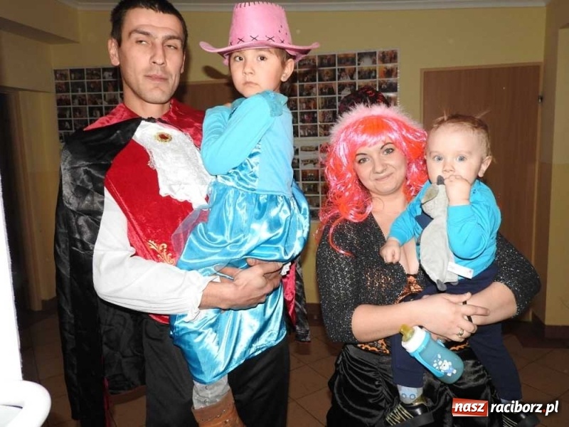 Zdjęcie w galerii na portalu naszraciborz.pl: Tak w Sławikowie wodzili bera i żegnali karnawał wiadomości z regionu