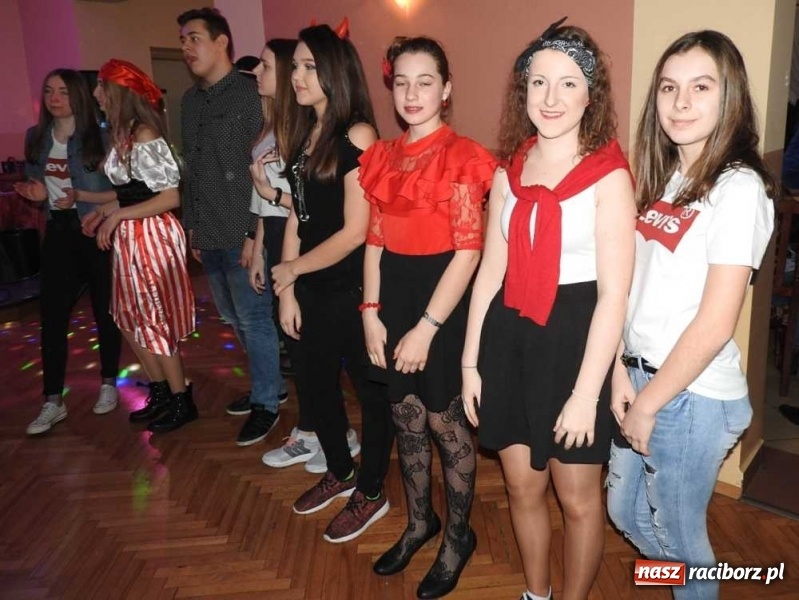 Zdjęcie w galerii na portalu naszraciborz.pl: Tak w Sławikowie wodzili bera i żegnali karnawał wiadomości z regionu