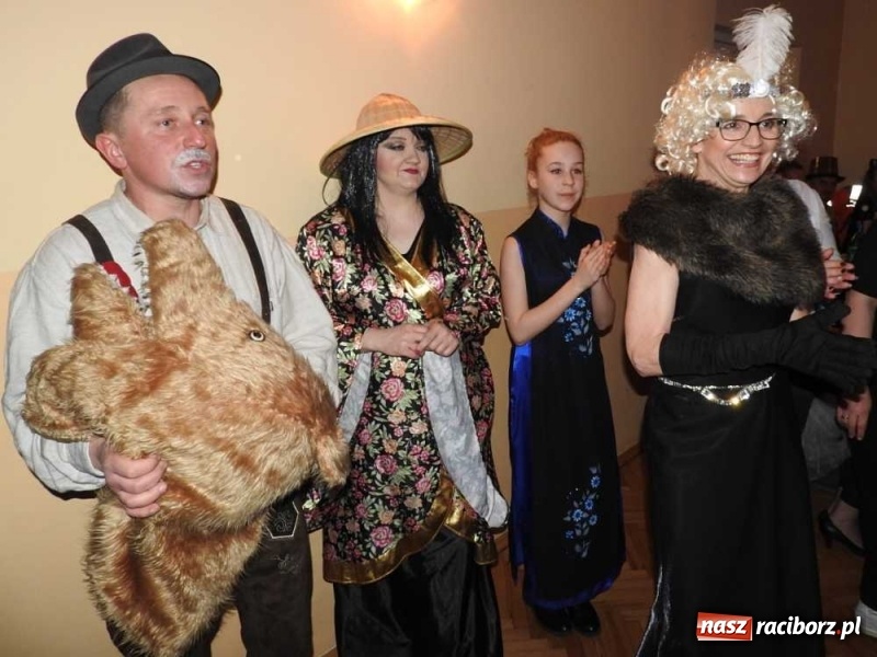 Zdjęcie w galerii na portalu naszraciborz.pl: Tak w Sławikowie wodzili bera i żegnali karnawał wiadomości z regionu