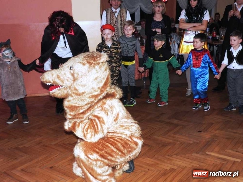 Zdjęcie w galerii na portalu naszraciborz.pl: Tak w Sławikowie wodzili bera i żegnali karnawał wiadomości z regionu