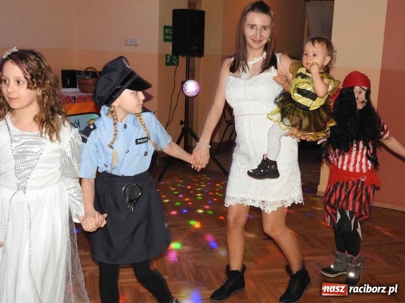 Zdjęcie w galerii na portalu naszraciborz.pl: Tak w Sławikowie wodzili bera i żegnali karnawał wiadomości z regionu