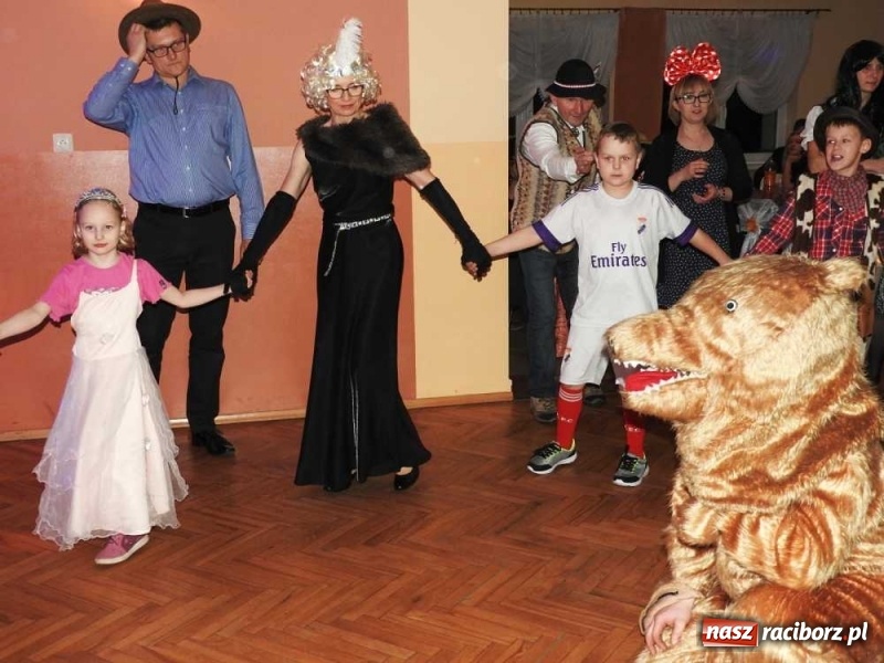 Zdjęcie w galerii na portalu naszraciborz.pl: Tak w Sławikowie wodzili bera i żegnali karnawał wiadomości z regionu