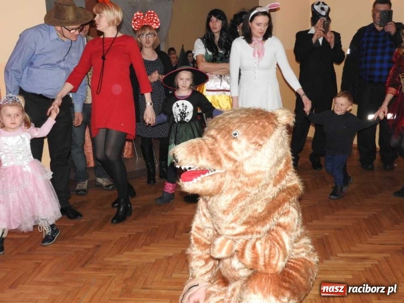Zdjęcie w galerii na portalu naszraciborz.pl: Tak w Sławikowie wodzili bera i żegnali karnawał wiadomości z regionu