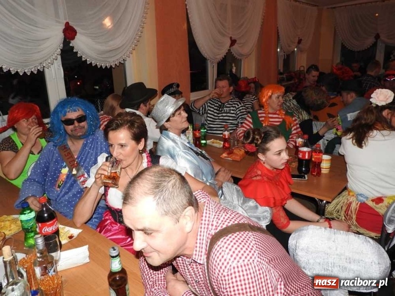 Zdjęcie w galerii na portalu naszraciborz.pl: Tak w Sławikowie wodzili bera i żegnali karnawał wiadomości z regionu