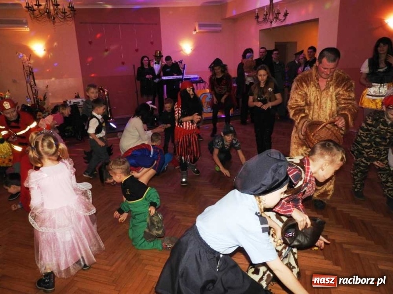 Zdjęcie w galerii na portalu naszraciborz.pl: Tak w Sławikowie wodzili bera i żegnali karnawał wiadomości z regionu