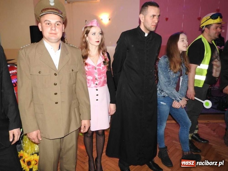 Zdjęcie w galerii na portalu naszraciborz.pl: Tak w Sławikowie wodzili bera i żegnali karnawał wiadomości z regionu