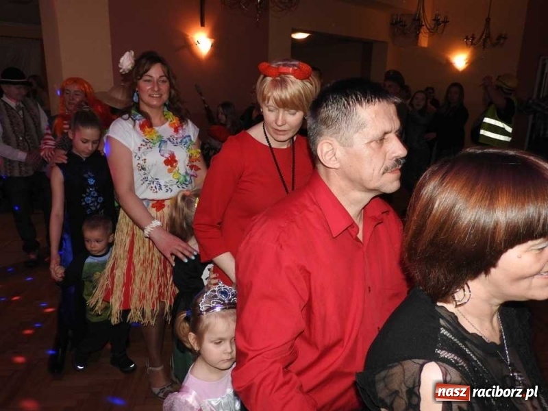 Zdjęcie w galerii na portalu naszraciborz.pl: Tak w Sławikowie wodzili bera i żegnali karnawał wiadomości z regionu