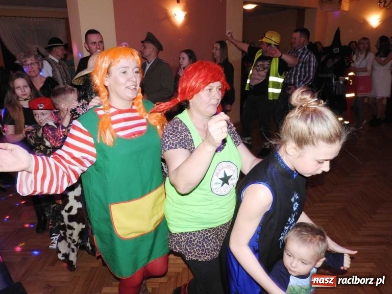 Zdjęcie w galerii na portalu naszraciborz.pl: Tak w Sławikowie wodzili bera i żegnali karnawał wiadomości z regionu