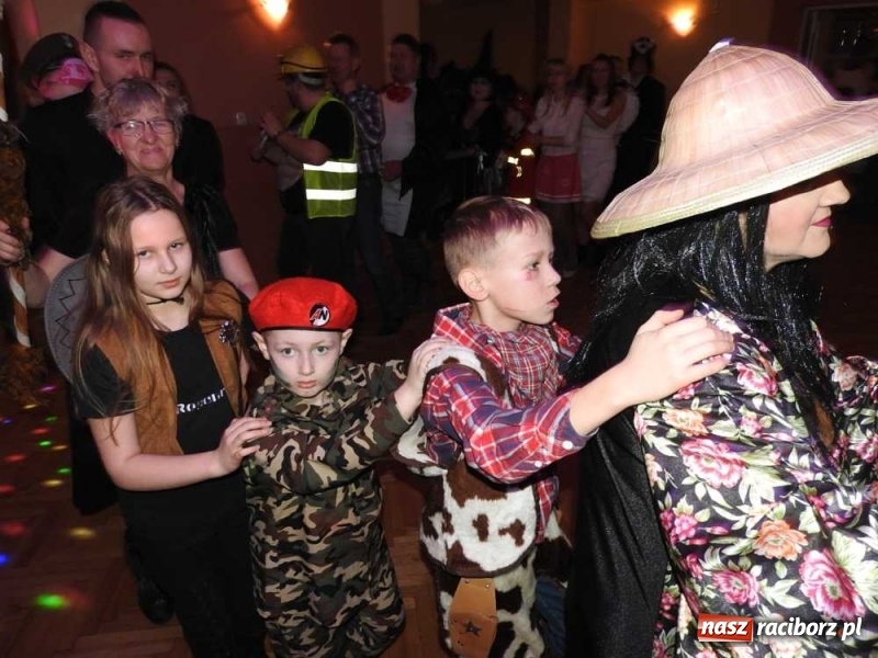 Zdjęcie w galerii na portalu naszraciborz.pl: Tak w Sławikowie wodzili bera i żegnali karnawał wiadomości z regionu