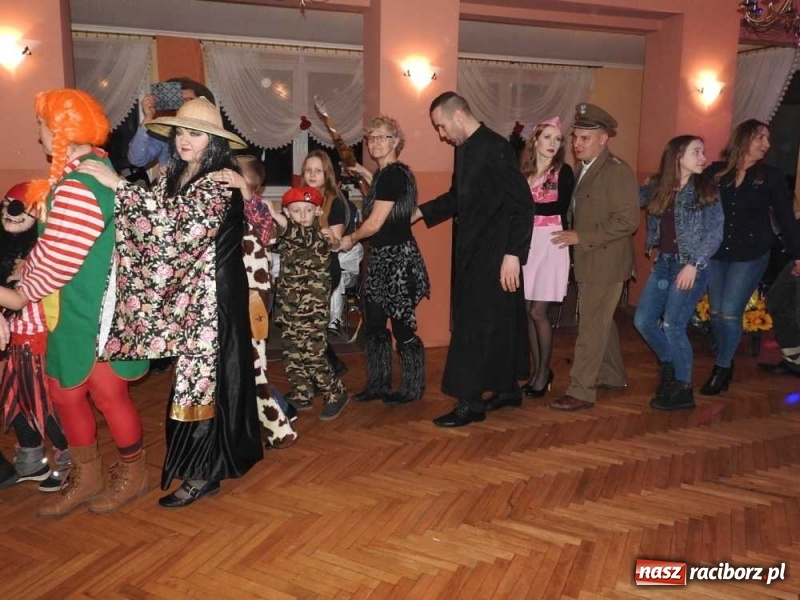 Zdjęcie w galerii na portalu naszraciborz.pl: Tak w Sławikowie wodzili bera i żegnali karnawał wiadomości z regionu