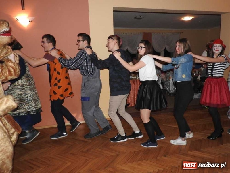 Zdjęcie w galerii na portalu naszraciborz.pl: Tak w Sławikowie wodzili bera i żegnali karnawał wiadomości z regionu