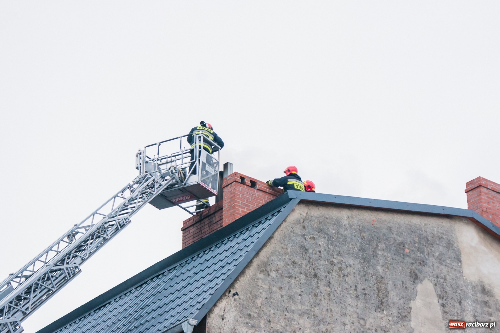 Zdjęcie w galerii na portalu naszraciborz.pl: Pożar sadzy w kominie budynku przy Królewskiej wiadomości z regionu