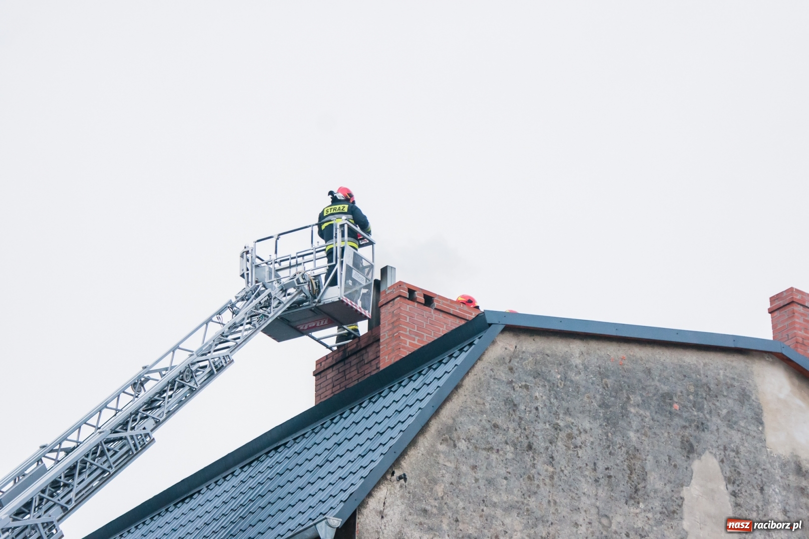 Zdjęcie w galerii na portalu naszraciborz.pl: Pożar sadzy w kominie budynku przy Królewskiej wiadomości z regionu
