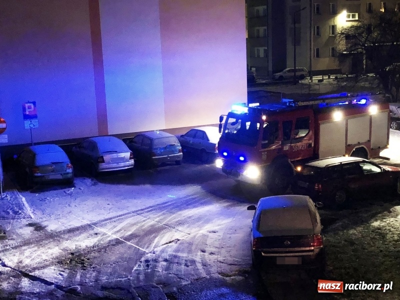 Zdjęcie w galerii na portalu naszraciborz.pl: To mogło skończyć się tragicznie! 28-latkę podtrutą czadem szybko przetransportowano do szpitala wiadomości z regionu