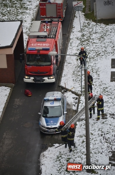 Zdjęcie w galerii na portalu naszraciborz.pl: 80-letnia raciborzanka potrzebowała pomocy. Strażacy weszli do mieszkania przez okno  wiadomości z regionu
