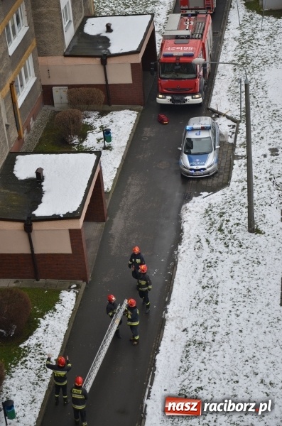 Zdjęcie w galerii na portalu naszraciborz.pl: 80-letnia raciborzanka potrzebowała pomocy. Strażacy weszli do mieszkania przez okno  wiadomości z regionu