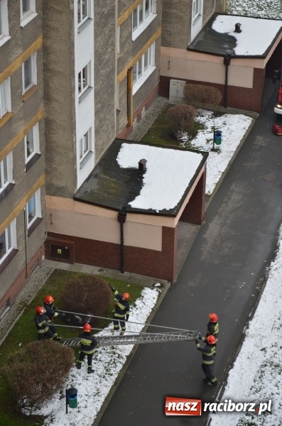 Zdjęcie w galerii na portalu naszraciborz.pl: 80-letnia raciborzanka potrzebowała pomocy. Strażacy weszli do mieszkania przez okno  wiadomości z regionu
