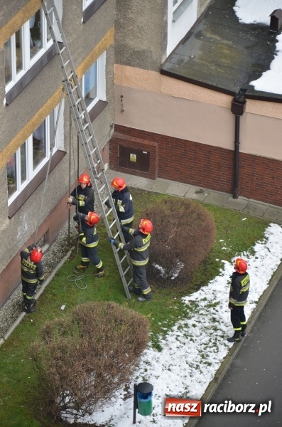 Zdjęcie w galerii na portalu naszraciborz.pl: 80-letnia raciborzanka potrzebowała pomocy. Strażacy weszli do mieszkania przez okno  wiadomości z regionu