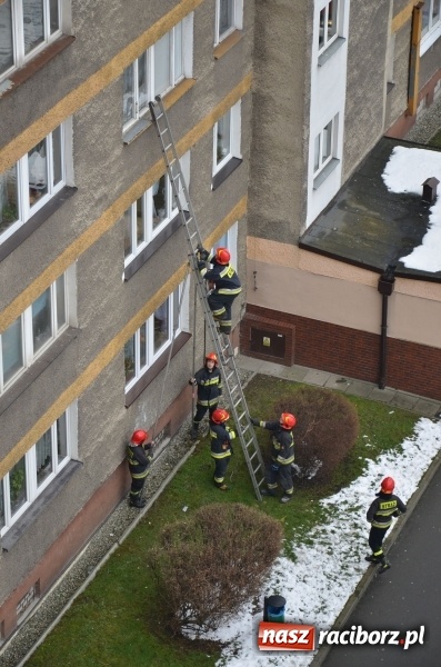 Zdjęcie w galerii na portalu naszraciborz.pl: 80-letnia raciborzanka potrzebowała pomocy. Strażacy weszli do mieszkania przez okno  wiadomości z regionu