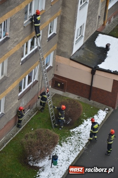 Zdjęcie w galerii na portalu naszraciborz.pl: 80-letnia raciborzanka potrzebowała pomocy. Strażacy weszli do mieszkania przez okno  wiadomości z regionu