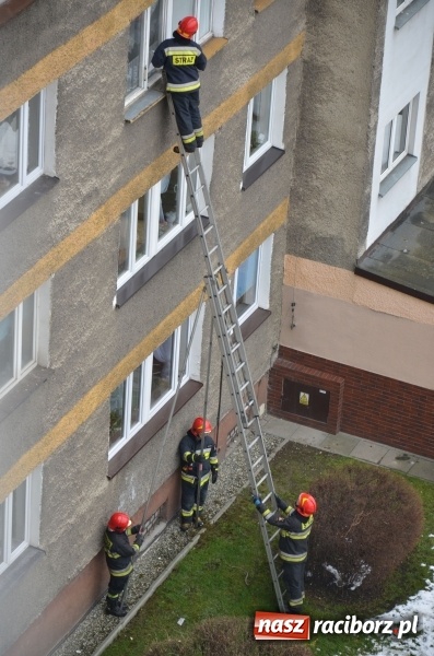 Zdjęcie w galerii na portalu naszraciborz.pl: 80-letnia raciborzanka potrzebowała pomocy. Strażacy weszli do mieszkania przez okno  wiadomości z regionu