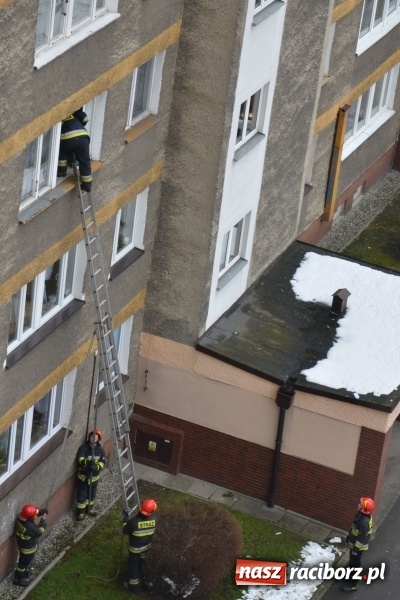 Zdjęcie w galerii na portalu naszraciborz.pl: 80-letnia raciborzanka potrzebowała pomocy. Strażacy weszli do mieszkania przez okno  wiadomości z regionu