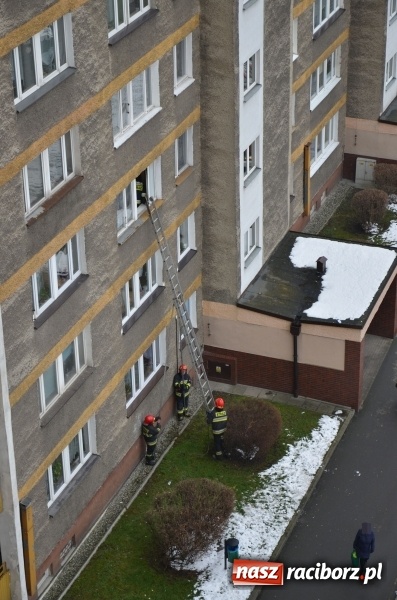 Zdjęcie w galerii na portalu naszraciborz.pl: 80-letnia raciborzanka potrzebowała pomocy. Strażacy weszli do mieszkania przez okno  wiadomości z regionu