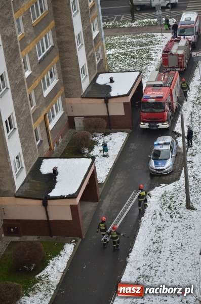 Zdjęcie w galerii na portalu naszraciborz.pl: 80-letnia raciborzanka potrzebowała pomocy. Strażacy weszli do mieszkania przez okno  wiadomości z regionu