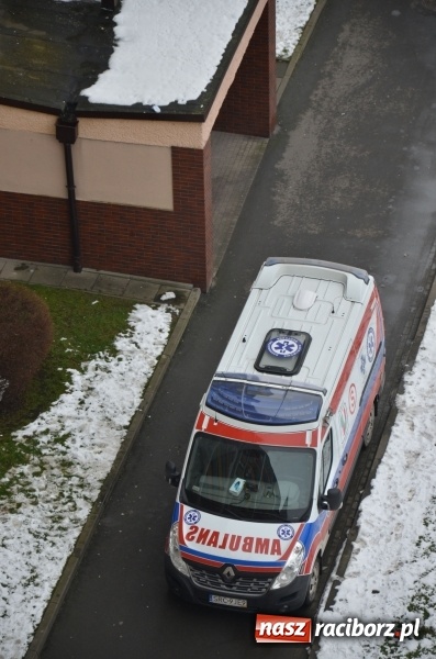 Zdjęcie w galerii na portalu naszraciborz.pl: 80-letnia raciborzanka potrzebowała pomocy. Strażacy weszli do mieszkania przez okno  wiadomości z regionu