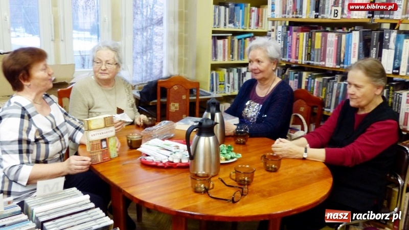 Zdjęcie w galerii na portalu naszraciborz.pl: Fabuła Antykwariusza porwała członków Dyskusyjnego Klubu Książki w MiPBP wiadomości z regionu