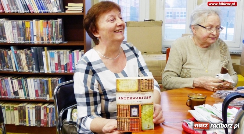 Zdjęcie w galerii na portalu naszraciborz.pl: Fabuła Antykwariusza porwała członków Dyskusyjnego Klubu Książki w MiPBP wiadomości z regionu