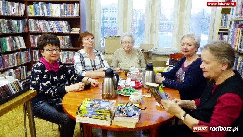 Zdjęcie w galerii na portalu naszraciborz.pl: Fabuła Antykwariusza porwała członków Dyskusyjnego Klubu Książki w MiPBP wiadomości z regionu