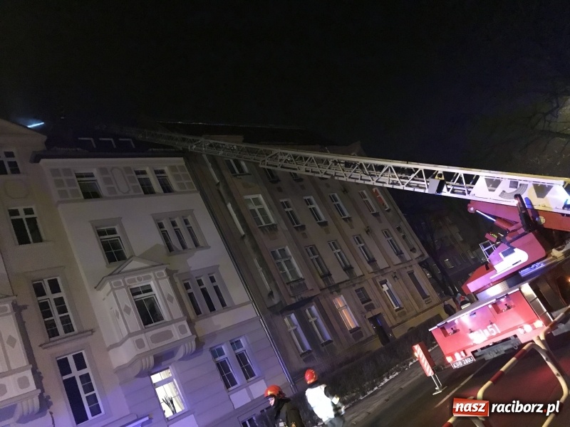 Zdjęcie w galerii na portalu naszraciborz.pl: O krok od tragedii. Ewakuacja mieszkańców kamienicy przy ul. Kościuszki  wiadomości z regionu
