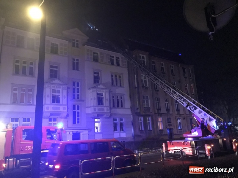 Zdjęcie w galerii na portalu naszraciborz.pl: O krok od tragedii. Ewakuacja mieszkańców kamienicy przy ul. Kościuszki  wiadomości z regionu